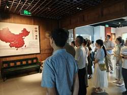 人们站在房间里描述已自动生成