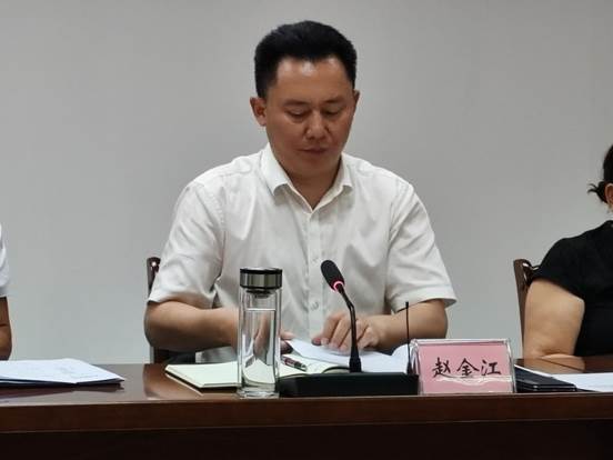 穿黑色衣服的男人在桌子前喝饮料低可信度描述已自动生成