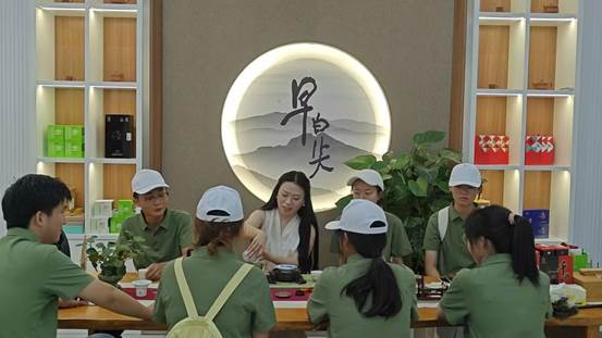 图片包含 人, 桌子, 男人, 女人描述已自动生成