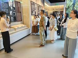 人们站在房间里描述已自动生成