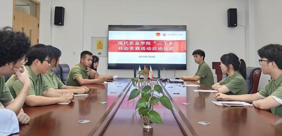 一群人正在用餐聊天低可信度描述已自动生成