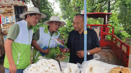男人和女人在切蛋糕低可信度描述已自动生成