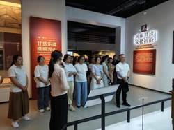 人们站在房间里描述已自动生成