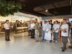 一群人站在室内描述已自动生成