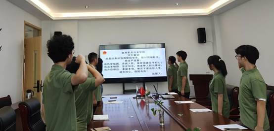 一群人在房间内玩体感游戏描述已自动生成