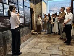 一群人站在门前描述已自动生成