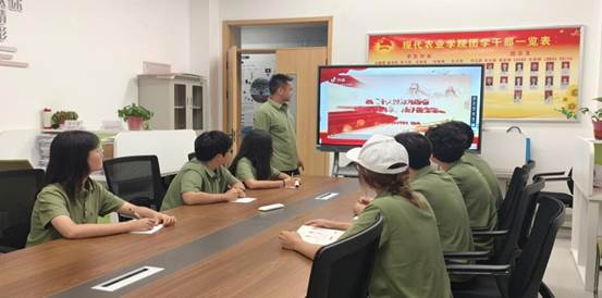 会议室里的人们描述已自动生成