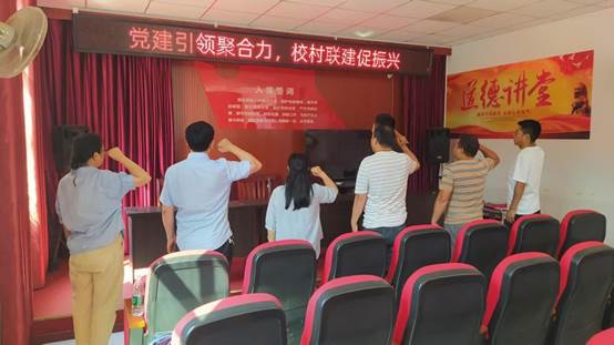 一群人坐在行李箱上描述已自动生成