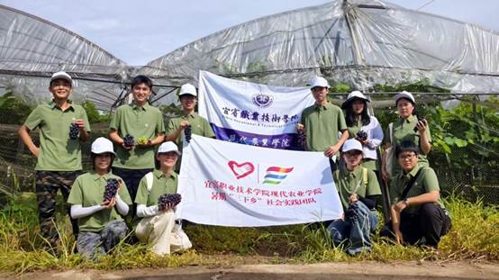 一群人站在草地上描述已自动生成