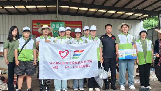 一群人站在一起合影描述已自动生成