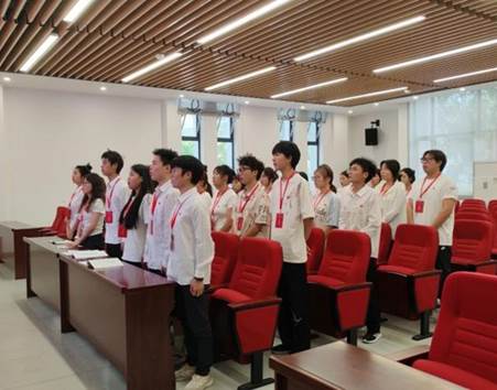 一群人在房间里描述已自动生成