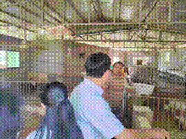 人们在厨房里中度可信度描述已自动生成