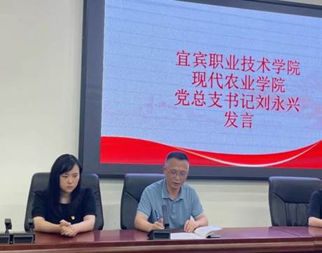 会议室里的人们描述已自动生成