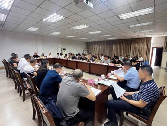 餐厅里的人们中度可信度描述已自动生成