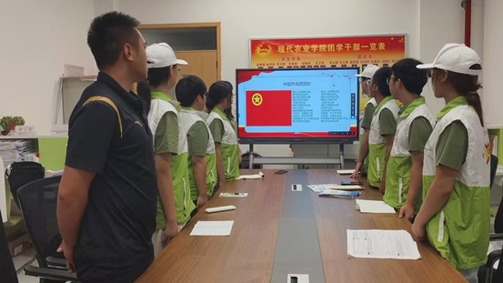 人们在房间里玩体感游戏描述已自动生成