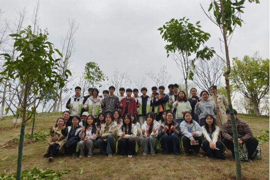植此青绿·兰香满园——现代农业学院师生开展植树节主题活动