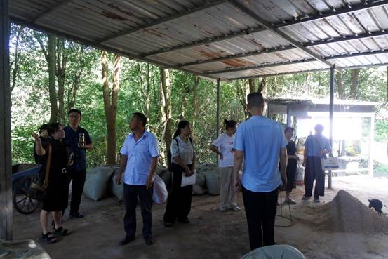 一群人站在房子前描述已自动生成