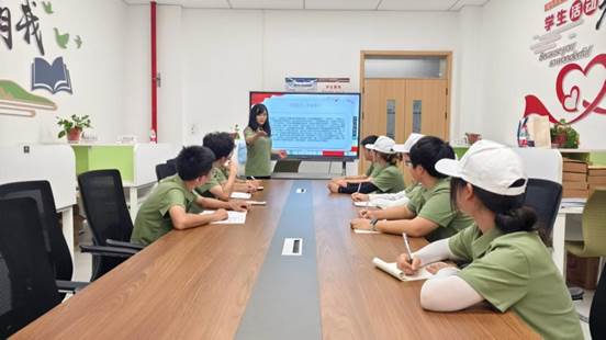 人们在看台上的人在房间里低可信度描述已自动生成