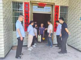 一群人站在门前中度可信度描述已自动生成