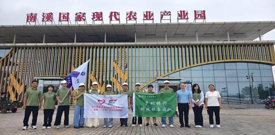 一群人站在建筑前描述已自动生成